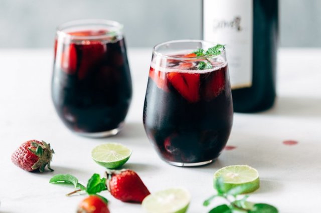 Коктейли с вином (красным и белым) – топ 10 рецептов для дома